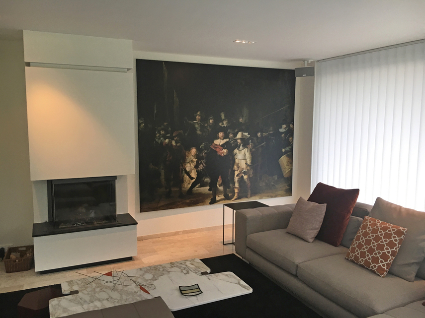 De Nachtwacht afgedrukt op aluminium boven de bank