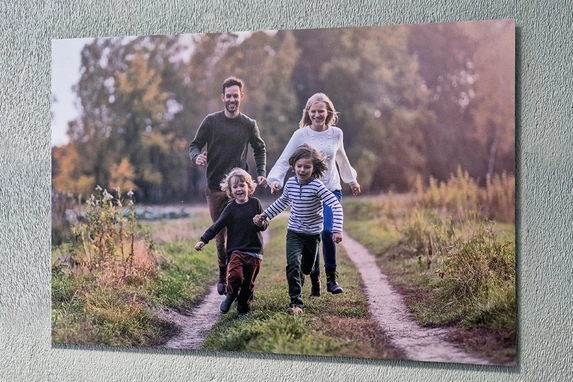 A family photo printed on aluminum is a beautiful memory on the wall.