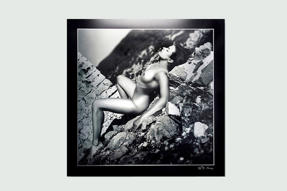 Black and white photo glued on aluminum has an artistic look.