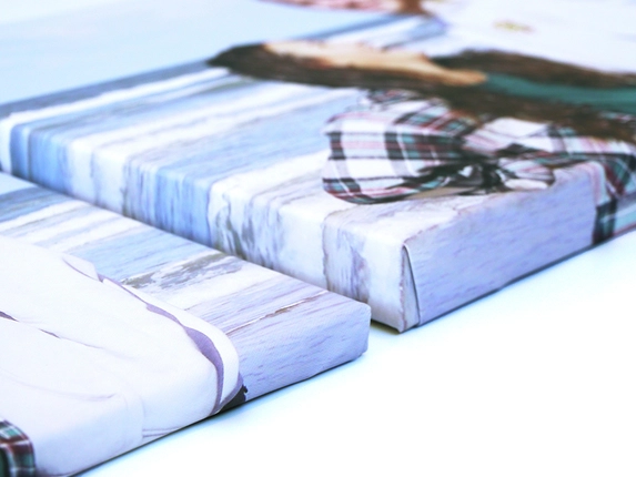 Photo gift canvases are supplied on 2 or 4 cm thick wooden frames, your choice.