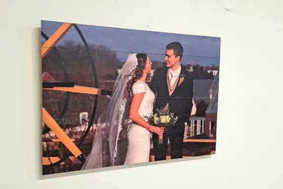Photo printed on ayous wood is always knot-free.
