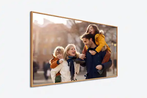 In the Ayous wooden interchangeable frame, this new type of photo on canvas has a warm appearance!