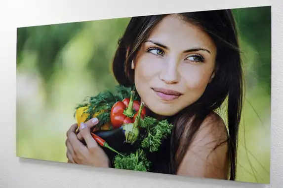 Glued photos on dibond offer maximum colour fastness, such as this plate made by Fotogeschenk for the Johma head office.
