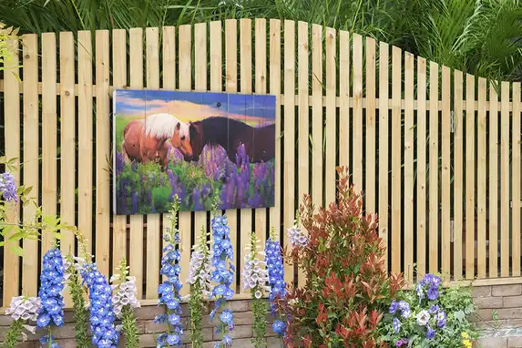 Photo on scaffold wood for outdoor use, perfect for garden or terrace.