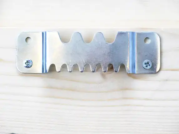 Strong hanging system for photos on scaffolding wood.