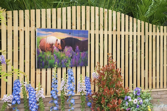 Photo gift photo on scaffolding wood is also suitable for outdoor use.