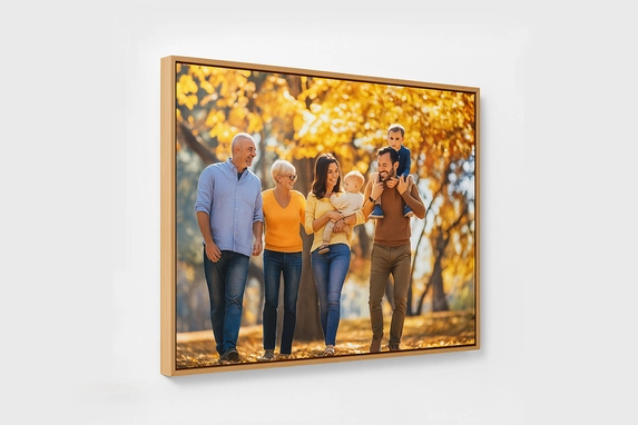 The luxurious ayous wood frame has a profile depth of 27 millimetres from the wall.