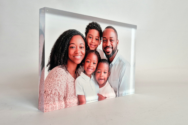The photo in acrylic block creates a beautiful depth effect, as we can clearly see here in this family photo.